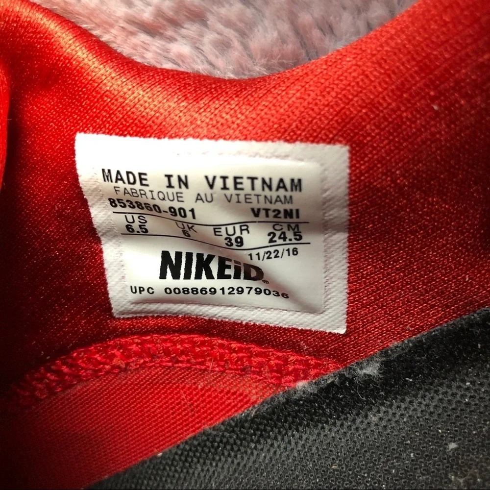 Nike Air Max Men’s: 6.5 Woman’s: 8